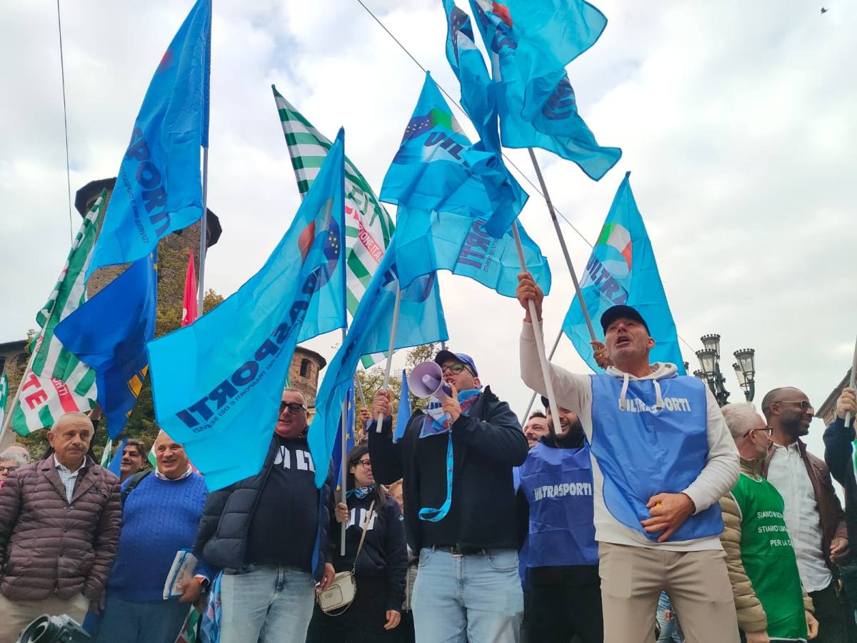 Sciopero nazionale dei lavoratori dell’igiene ambientale. Presidio della UILTRASPORTI a Torino 1