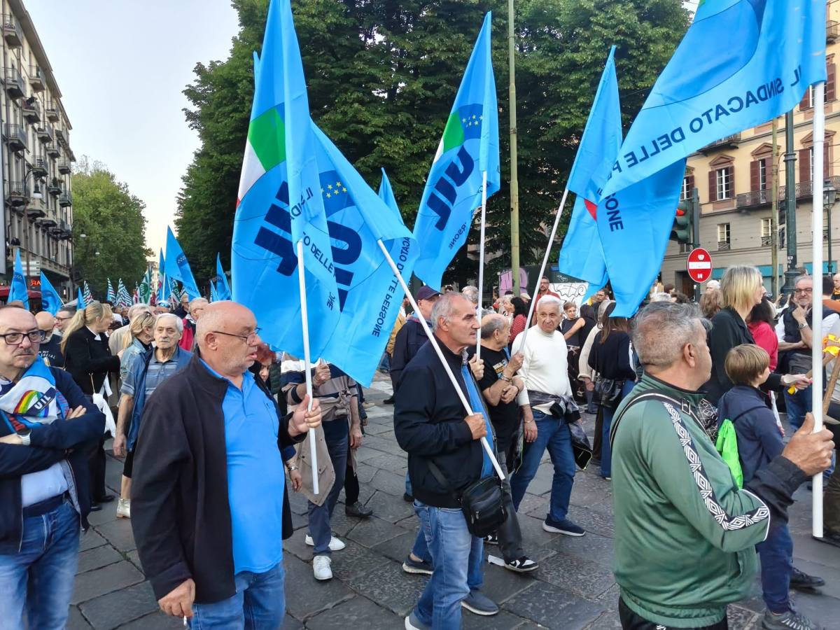 Fiaccola per la festa della liberazione a Torino 2