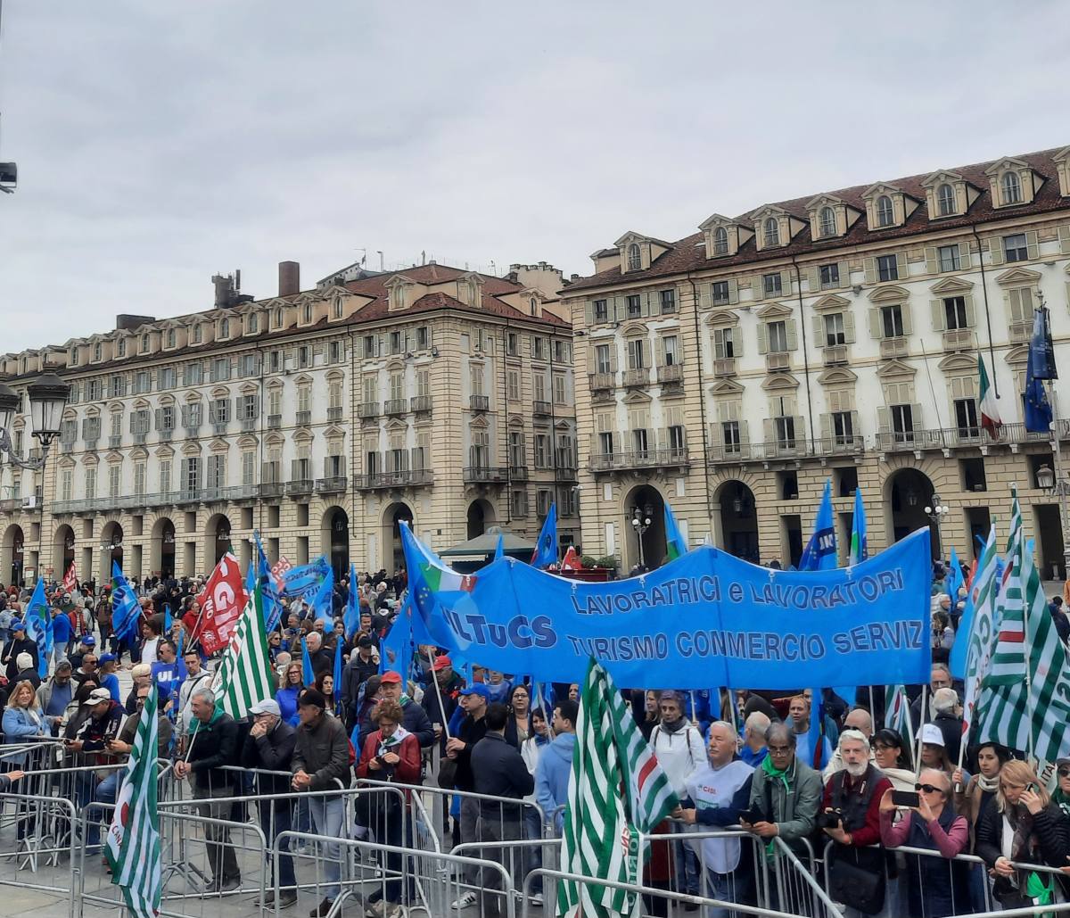Decine di migliaia di persone in piazza a Torino per il Primo maggio 1