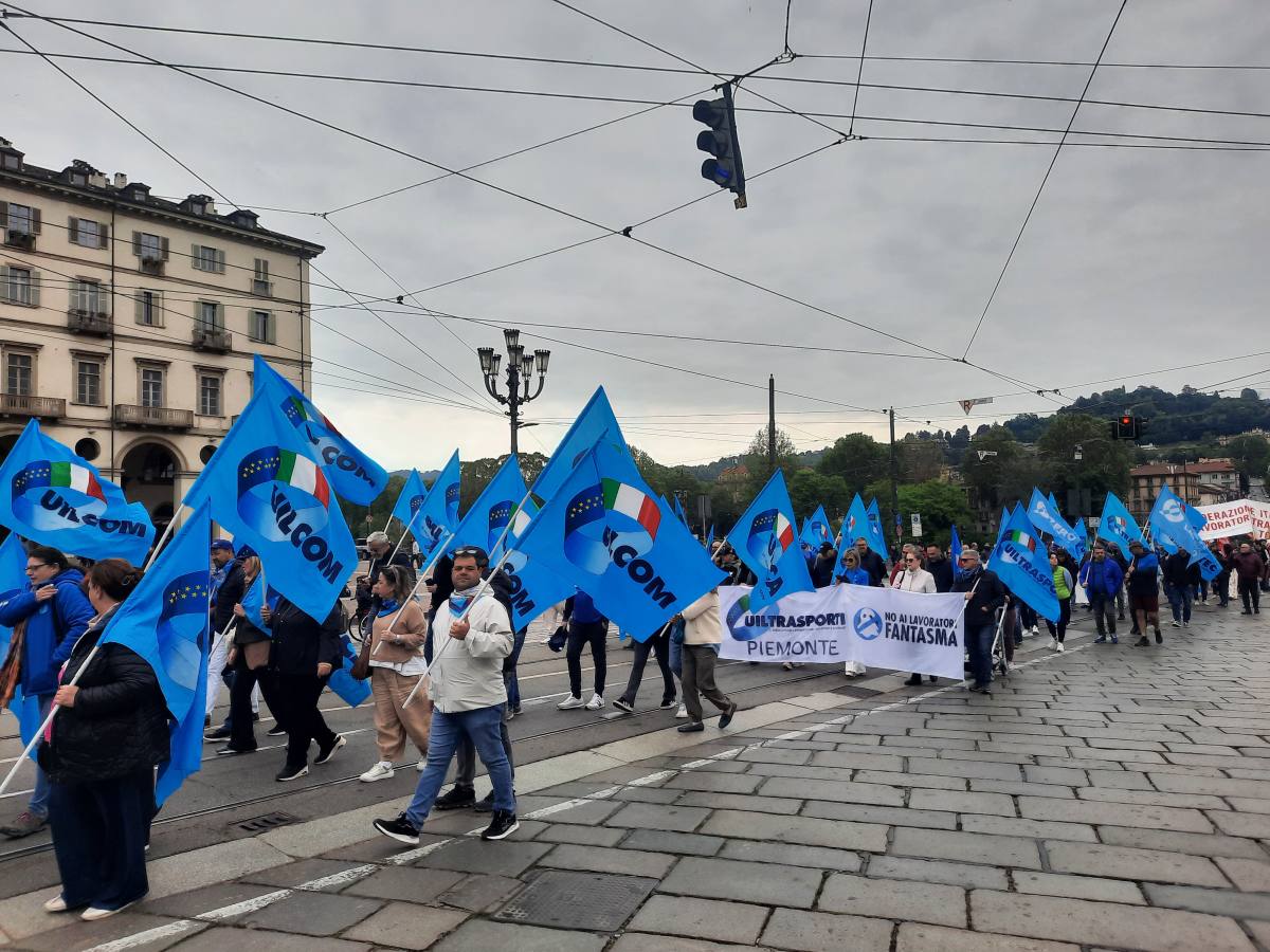 Decine di migliaia di persone in piazza a Torino per il Primo maggio 2