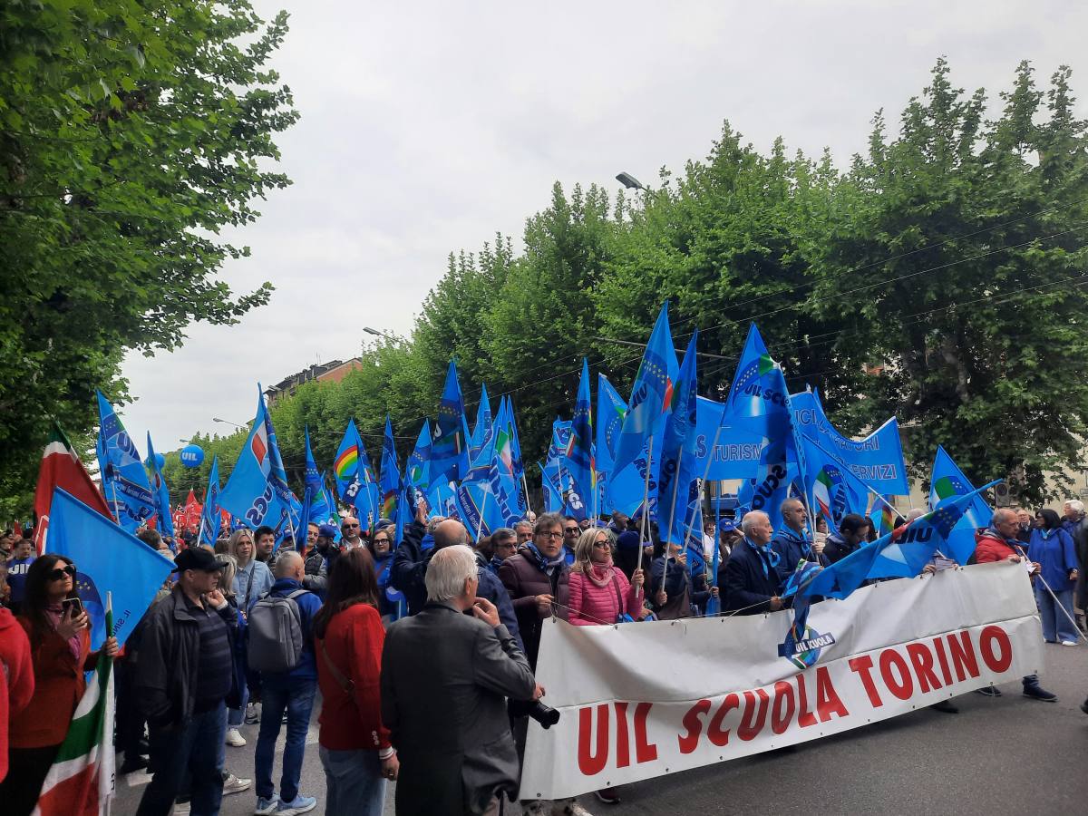 Decine di migliaia di persone in piazza a Torino per il Primo maggio 0