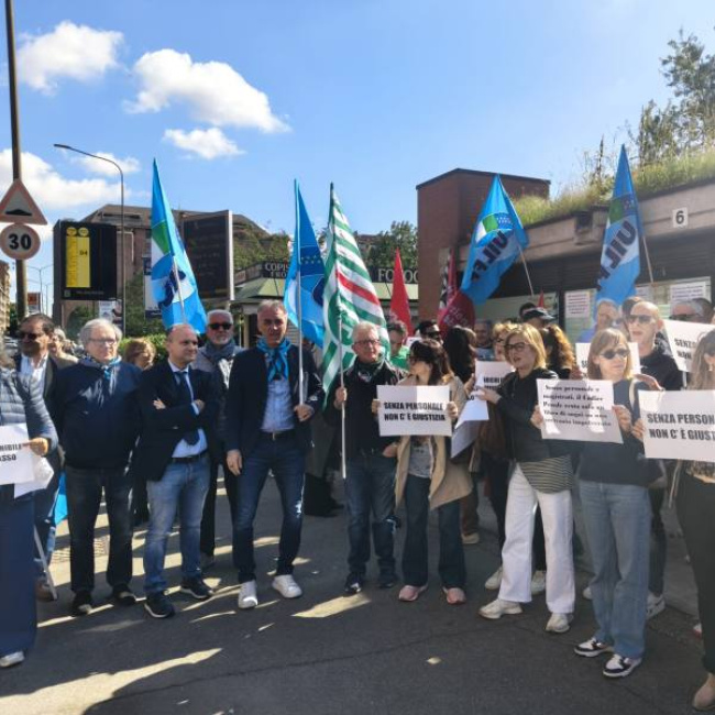 Sciopero del personale della Procura di Torino con presidio davanti a palazzo di giustizia